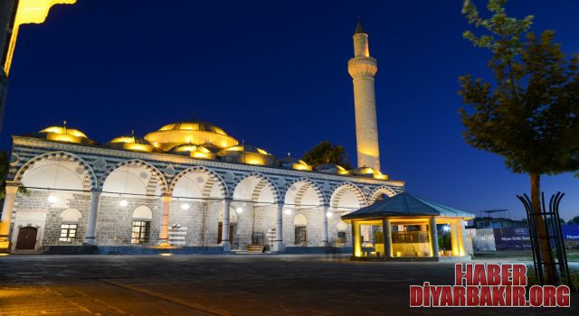 Diyarbakır’ın Sembollerinden Kurşunlu Cami Işıklandırıldı