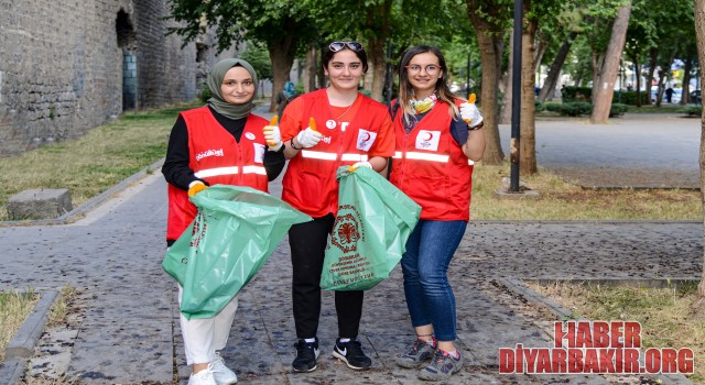 Gönüllüler “En Temiz Diyarbakır” İçin Sur Diplerini Temizledi