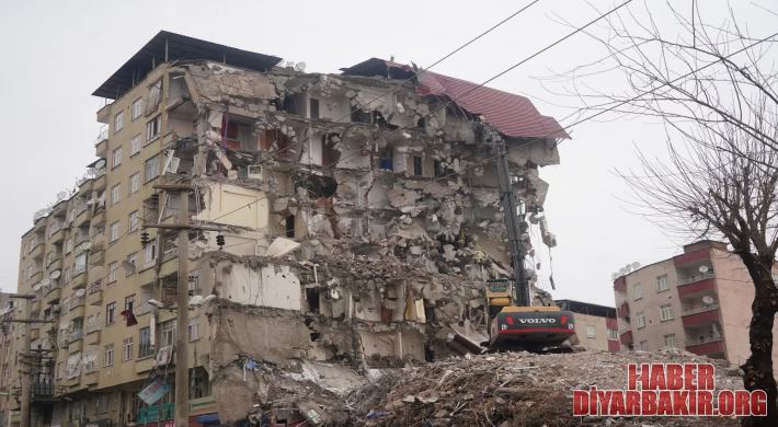 Diyarbakır’da Acil Yıkım Kararı Alınan Yapılar Yıkılıyor