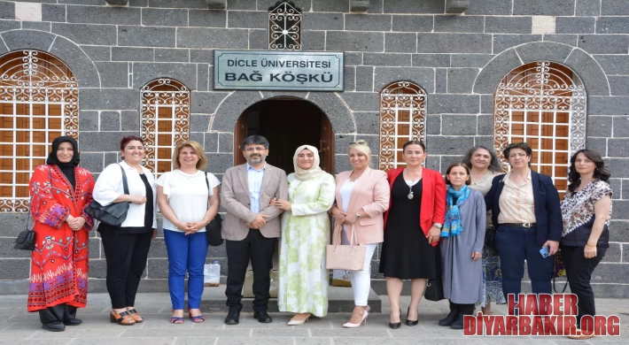 Dicle Üniversitesi Rektörü Diyarbakır’daki Kadın Yazarları Ağırladı